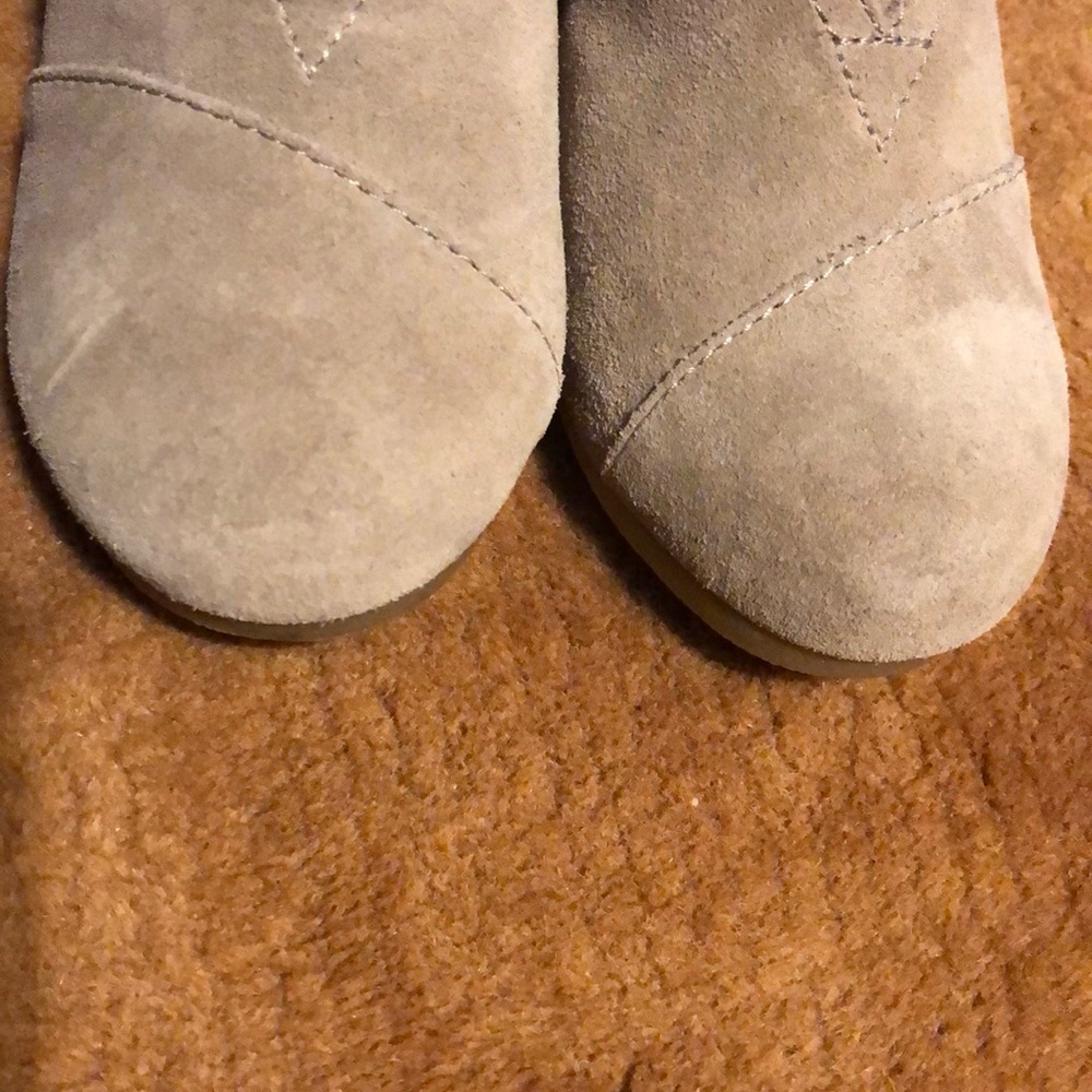 Cute pair of Toms suede wedges! - Picture 4 of 5